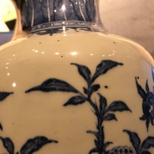Un vase en porcelaine de Chine bleu et blanc à décor sanduo, 19/20ème — photo 12