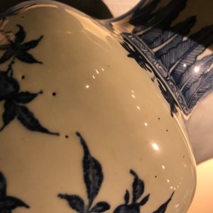 Un vase en porcelaine de Chine bleu et blanc à décor sanduo, 19/20ème — photo 14