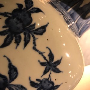 Un vase en porcelaine de Chine bleu et blanc à décor sanduo, 19/20ème — photo 15