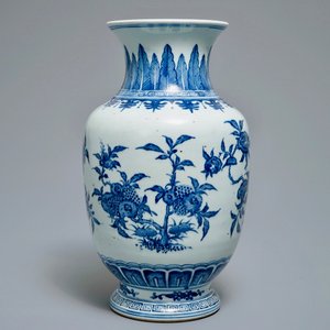 Un vase en porcelaine de Chine bleu et blanc à décor sanduo, 19/20ème — photo 3
