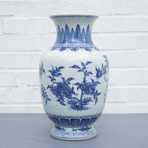 Un vase en porcelaine de Chine bleu et blanc à décor sanduo, 19/20ème — photo 6