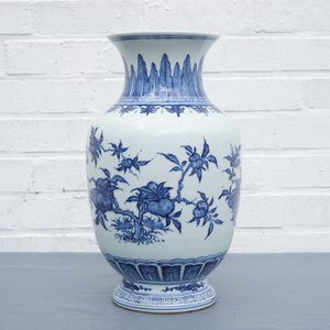 Un vase en porcelaine de Chine bleu et blanc à décor sanduo, 19/20ème — photo 7