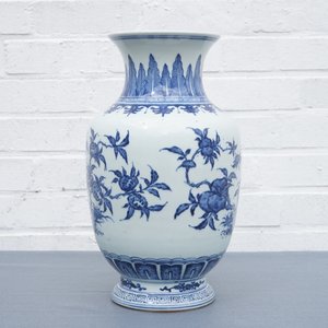 Un vase en porcelaine de Chine bleu et blanc à décor sanduo, 19/20ème — photo 8