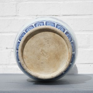 Un vase en porcelaine de Chine bleu et blanc à décor sanduo, 19/20ème — photo 10