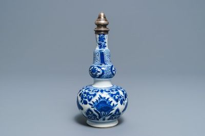 Un vase en porcelaine de Chine bleu et blanc à monture en argent pour le marché persan, Kangxi