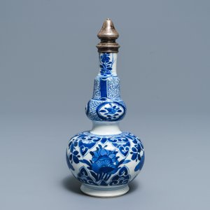 Un vase en porcelaine de Chine bleu et blanc à monture en argent pour le marché persan, Kangxi — photo 3