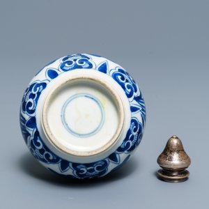 Un vase en porcelaine de Chine bleu et blanc à monture en argent pour le marché persan, Kangxi — photo 5