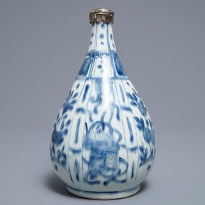 Un vase en porcelaine de Chine bleu et blanc à monture en argent, Wanli — photo 3