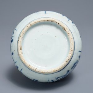 Un vase en porcelaine de Chine bleu et blanc à monture en argent, Wanli — photo 5