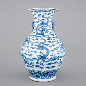 Un vase en porcelaine de Chine bleu et blanc au décor de dragons et éléphants comme prises, 19/20ème siècle — photo 1