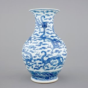 Un vase en porcelaine de Chine bleu et blanc au décor de dragons et éléphants comme prises, 19/20ème siècle — photo 2
