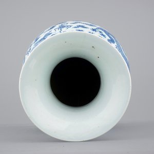 Un vase en porcelaine de Chine bleu et blanc au décor de dragons et éléphants comme prises, 19/20ème siècle — photo 5