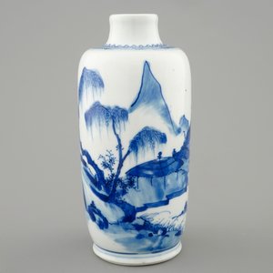 Un vase en porcelaine de Chine bleu et blanc au paysage montagnard, Kangxi — photo 3