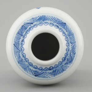 Un vase en porcelaine de Chine bleu et blanc au paysage montagnard, Kangxi — photo 5