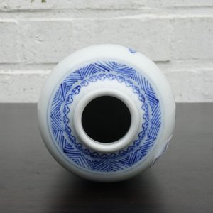 Un vase en porcelaine de Chine bleu et blanc au paysage montagnard, Kangxi — photo 8