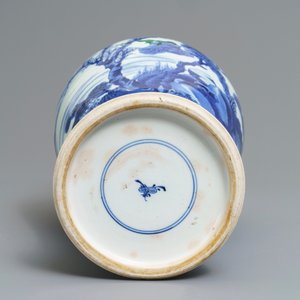 Un vase en porcelaine de Chine bleu et blanc aux accents en vert et aubergine, Kangxi — photo 6