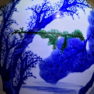 Un vase en porcelaine de Chine bleu et blanc aux accents en vert et aubergine, Kangxi — photo 16