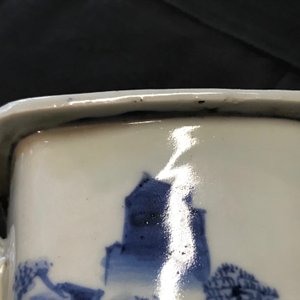 Un vase en porcelaine de Chine bleu et blanc aux anses en forme de chilong, 17/18ème — photo 12