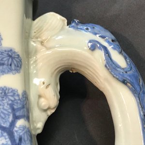 Un vase en porcelaine de Chine bleu et blanc aux anses en forme de chilong, 17/18ème — photo 14