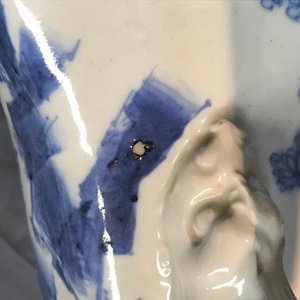 Un vase en porcelaine de Chine bleu et blanc aux anses en forme de chilong, 17/18ème — photo 20