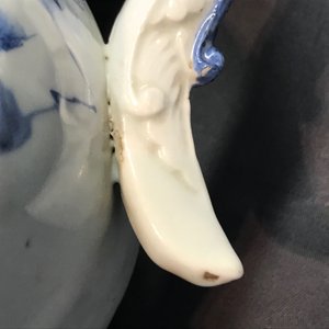 Un vase en porcelaine de Chine bleu et blanc aux anses en forme de chilong, 17/18ème — photo 22