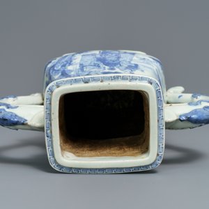 Un vase en porcelaine de Chine bleu et blanc aux anses en forme de chilong, 17/18ème — photo 6