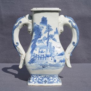 Un vase en porcelaine de Chine bleu et blanc aux anses en forme de chilong, 17/18ème — photo 7