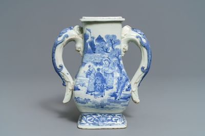 Un vase en porcelaine de Chine bleu et blanc aux anses en forme de chilong, Kangxi