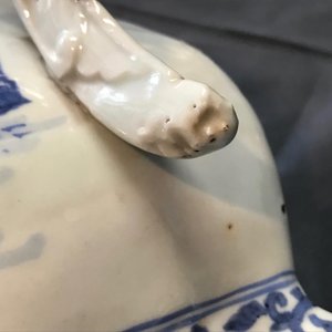 Un vase en porcelaine de Chine bleu et blanc aux anses en forme de chilong, Kangxi — photo 17