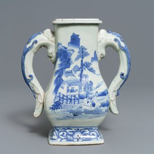 Un vase en porcelaine de Chine bleu et blanc aux anses en forme de chilong, Kangxi — photo 3
