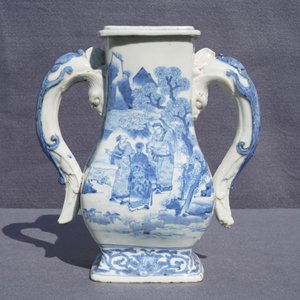 Un vase en porcelaine de Chine bleu et blanc aux anses en forme de chilong, Kangxi — photo 8