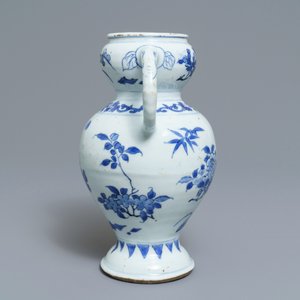 Un vase en porcelaine de Chine bleu et blanc aux anses en forme d'éléphants, époque Transition — photo 2
