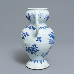 Un vase en porcelaine de Chine bleu et blanc aux anses en forme d'éléphants, époque Transition — photo 4