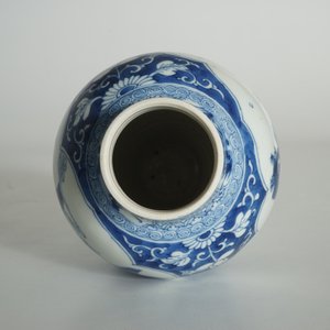 Un vase en porcelaine de Chine bleu et blanc aux cartouches de paysages, Kangxi — photo 11