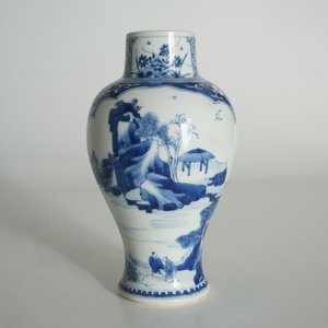 Un vase en porcelaine de Chine bleu et blanc aux cartouches de paysages, Kangxi — photo 7