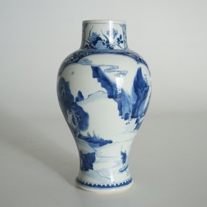 Un vase en porcelaine de Chine bleu et blanc aux cartouches de paysages, Kangxi — photo 9