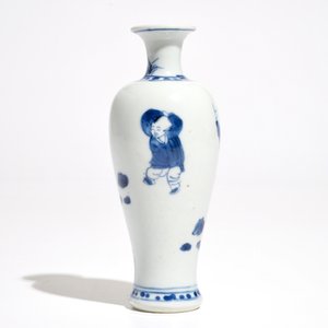 Un vase en porcelaine de Chine bleu et blanc aux garçons jouants, Kangxi — photo 2