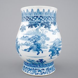 Un vase en porcelaine de Chine bleu et blanc aux guerriers, 19ème — photo 1