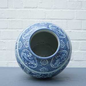 Un vase en porcelaine de Chine bleu et blanc aux lions bouddhistes et pivoines, Ming, Wanli — photo 12