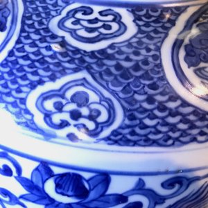 Un vase en porcelaine de Chine bleu et blanc aux lions bouddhistes et pivoines, Ming, Wanli — photo 13