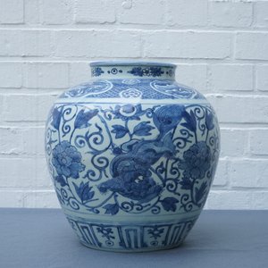 Un vase en porcelaine de Chine bleu et blanc aux lions bouddhistes et pivoines, Ming, Wanli — photo 9
