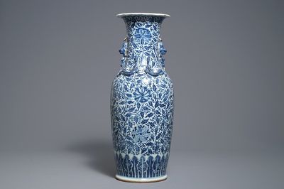 Un vase en porcelaine de Chine bleu et blanc aux rinceaux de lotus, 19ème