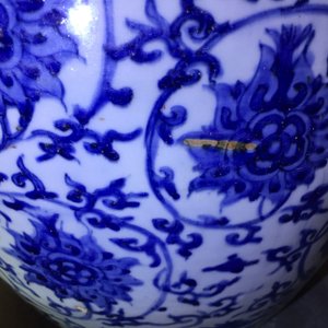 Un vase en porcelaine de Chine bleu et blanc aux rinceaux de lotus, Ming, Wanli — photo 15