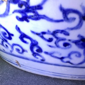 Un vase en porcelaine de Chine bleu et blanc aux rinceaux de lotus, Ming, Wanli — photo 18