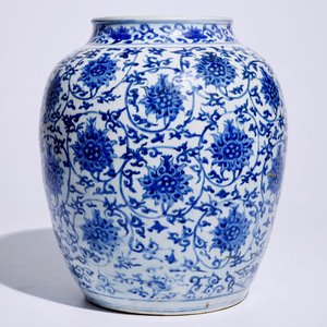 Un vase en porcelaine de Chine bleu et blanc aux rinceaux de lotus, Ming, Wanli — photo 2