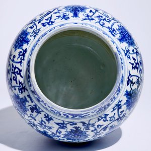 Un vase en porcelaine de Chine bleu et blanc aux rinceaux de lotus, Ming, Wanli — photo 6