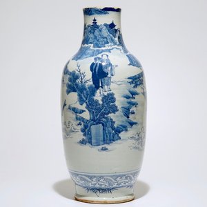Un vase en porcelaine de Chine bleu et blanc avec Liu Hai et le crapaud, 19ème — photo 3