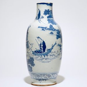 Un vase en porcelaine de Chine bleu et blanc avec Liu Hai et le crapaud, 19ème — photo 4
