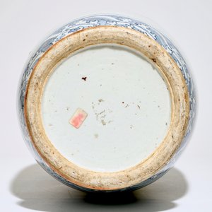 Un vase en porcelaine de Chine bleu et blanc avec Liu Hai et le crapaud, 19ème — photo 6