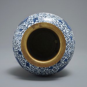 Un vase en porcelaine de Chine bleu et blanc dans sa monture en bronze doré, Kangxi — photo 5